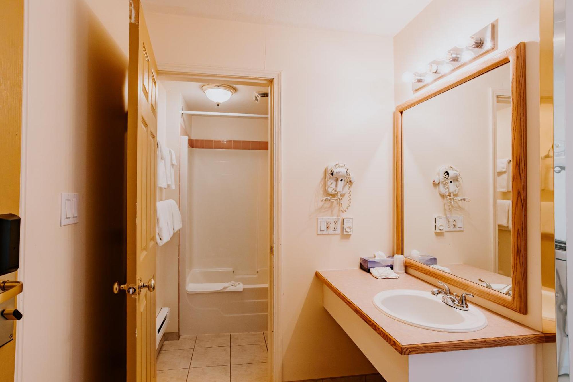 Western Budget Plus Mosaic Suites Penhold Exterior photo