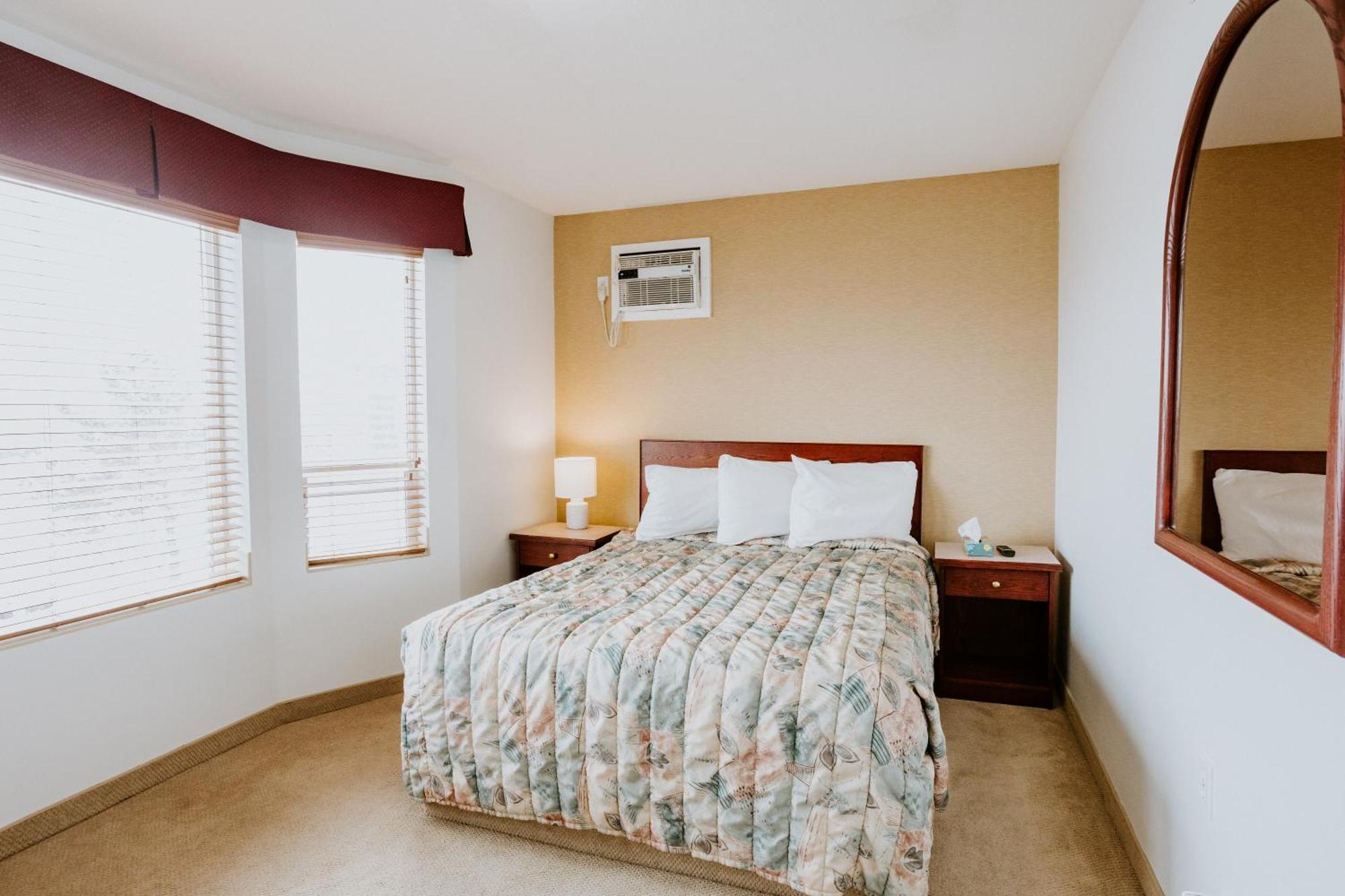 Western Budget Plus Mosaic Suites Penhold Exterior photo