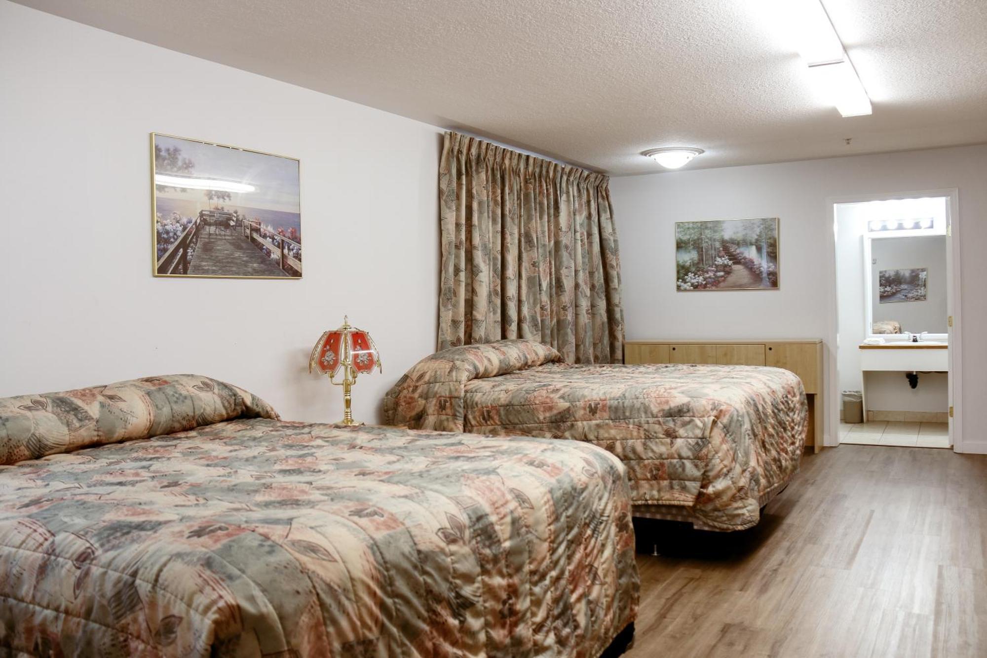 Western Budget Plus Mosaic Suites Penhold Exterior photo